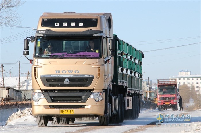 豪沃T7輕量化牽引車(chē)