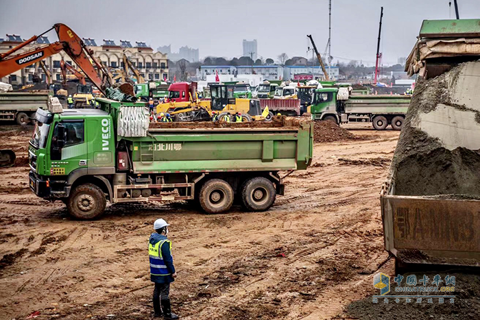 紅巖智能渣土車在火神山醫院建設現場