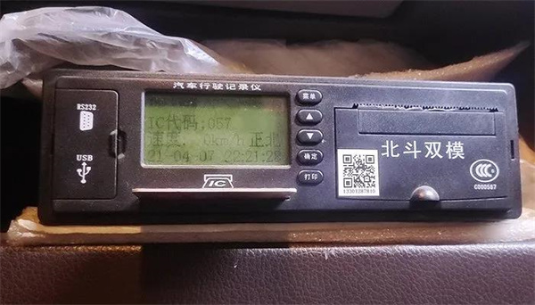 北斗定位系統(tǒng)和車輛保險，對卡友們而言都十分重要。而近期有卡友反映，保費與貨車北斗系統(tǒng)記錄的違法次數(shù)相掛鉤，這究竟是怎么一回事呢?