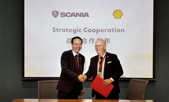 ?左：殼牌中國集團主席 黃志昌 右：斯堪尼亞中國集團總裁 何墨池