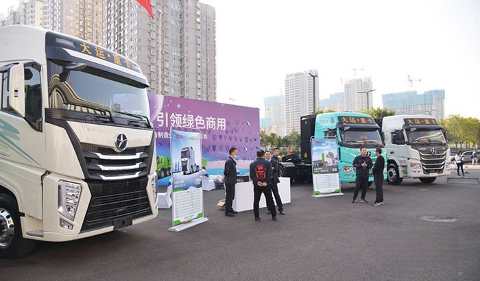 大運(yùn)重卡攜四款新能源新品亮相物流裝備展