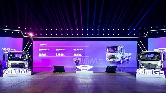 活動現(xiàn)場，福田汽車集團(tuán)時(shí)代事業(yè)部領(lǐng)航營銷公司總經(jīng)理 韓學(xué)鋒發(fā)布領(lǐng)航M5指導(dǎo)價(jià)及優(yōu)惠政策