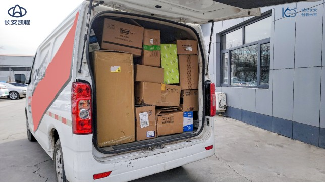 2022款長安睿行EM60車型裝滿貨物