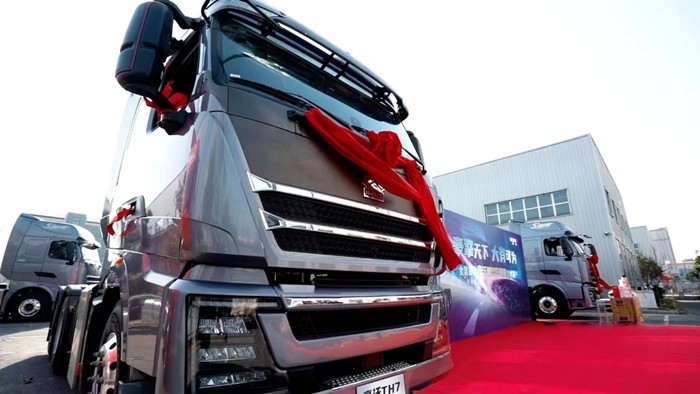 全國(guó)首輛豪沃TH7/WP15T/680馬力牽引車(chē)交車(chē)儀式