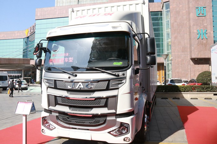 格爾發(fā)4×2 220廂式運輸車(康明斯)