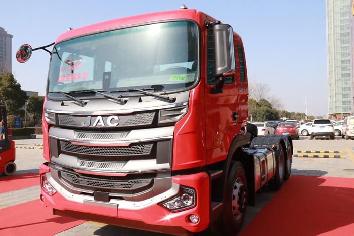 格爾發(fā)6×4 460馬力牽引車