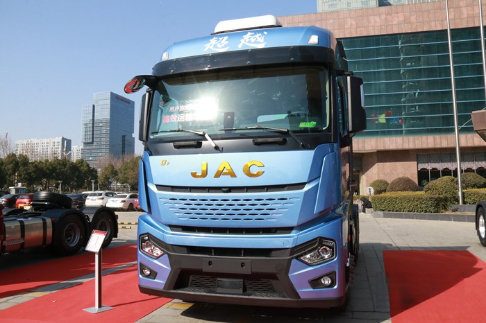 超越6×4 560馬力牽引車