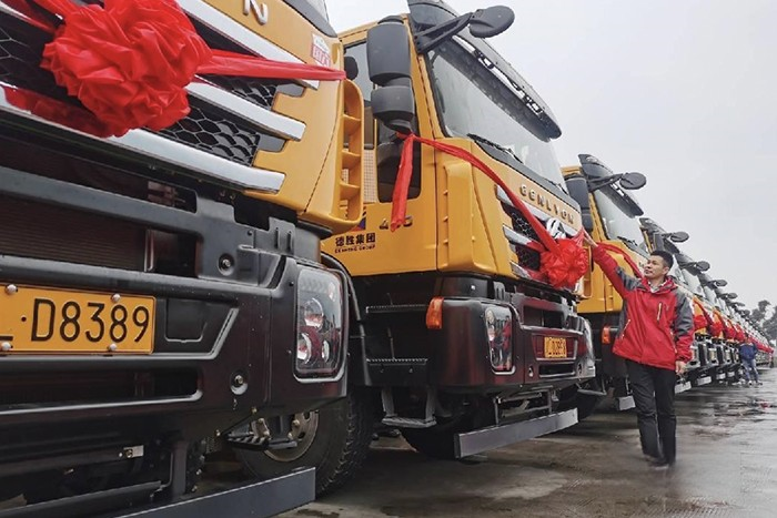 助力品質(zhì)工程建設(shè) 上汽紅巖工程用車批量交付四川德勝集團(tuán)