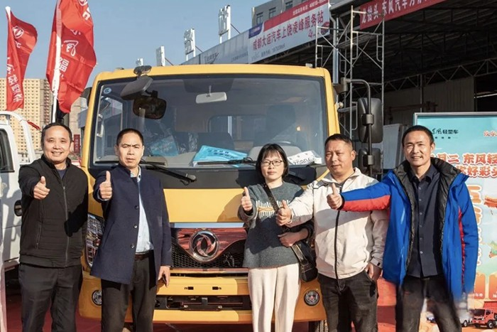 斬獲訂單19臺!東風輕型車為卡友運輸添彩頭