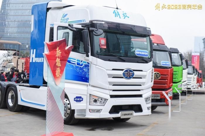 以25.7%的終端份額引領(lǐng)市場(chǎng),以27.9萬(wàn)輛確保“雙第一” 一汽解放亮劍2023!