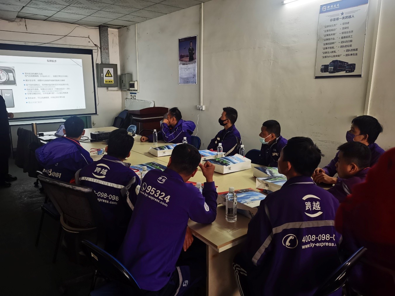 東風(fēng)天錦KR翼展車批量交付 東風(fēng)商用車助力跨越速運(yùn)運(yùn)力升級(jí)