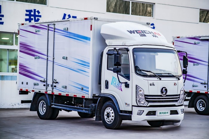 　　在火爆網(wǎng)絡的《后浪》視頻中有這樣一句話：“如果你們依然需要我們的祝福，那么奔涌吧!后浪。”  　　近年來，投身物流行業(yè)成為不少年輕人的選擇。他們富有朝氣和夢想，但同時也面臨著缺乏資金、經(jīng)驗、貨源等痛點。作為商用車行業(yè)“新一代擔當”，濰柴新能源商用車切實從用戶利益和真實場景出發(fā)，為用戶打造了技術領先、品質(zhì)過硬的“輕卡芯勢力，超值新選擇”后浪輕卡，同時為了應對商超配送、個體販賣、零擔運輸?shù)炔煌毞质袌鲇脩舻男枨螅瑩碛小捌髽I(yè)版”“平臺版”“山區(qū)版”“后浪Pro”多款車型。  　　企業(yè)版：充分滿足創(chuàng)業(yè)需求  　　后浪輕卡企業(yè)版在舒適性層面，中控臺采用轎車化軟包設計，同時可以選配7寸液晶儀表及智能大屏可實現(xiàn)人機交互,并匹配更多人性化設計高端乘用化配置。同時全系標配電動空調(diào)，讓卡友時刻保持清爽，舒適隨行。  　　在底盤方面，采用的是黃金動力鏈組合，發(fā)動機選用的是濰柴WP2.3Q140E62發(fā)動機，直列四缸設計，排量為2.289L，最大輸出功率為103kW，最大140馬力，在1600-2400轉時可爆發(fā)峰值扭矩320N.m。傳動系統(tǒng)方面，選用的是法士特5檔手動變速箱，這款變速箱殼體為鋁合金材質(zhì)，操作更加簡單。  　　前橋采用的是2噸級免維護前橋，后橋采用的是4噸級漢德免維護寬輪距后橋，速比為4.875。懸架方面，采用的是前3后3+2片板簧，對于卡友們來說，運營保養(yǎng)占據(jù)養(yǎng)車成本的一大部分，如何降低這部分的成本也是整車企業(yè)為卡友們考慮的重點，后浪企業(yè)版發(fā)動機和后橋均擁有兩年或12萬公里長換油設計，可以減少進站保養(yǎng)的次數(shù)、時間，也可以節(jié)省這一部分的成本。  　　同時后浪企業(yè)版標配80L塑料油箱，另外也可選裝120L塑料油箱和鋁合金油箱，可以有更長的續(xù)航里程。  　　平臺版：性價比超高  　　濰柴新能源商用車根據(jù)購買力對后浪產(chǎn)品細分，就是為了滿足不同分層用戶的需求，而不是簡單的減配降價行為，后浪平臺版瞄準購買力有限的運輸創(chuàng)業(yè)者階層。  　　后浪平臺版搭載濰柴WP2.3Q140E62，排量2.3L，符合國六排放表現(xiàn)，其最大輸出功率為103kW(140馬力)，其峰值扭矩達到320N·m。與之匹配變速器采用全斜齒設計，噪音低，換擋輕便，擁有法士特獨有的同步器技術，體積小、重量輕，節(jié)油高效。后橋采用3.5T漢德免維護后橋，板簧采用的是前3后3+2片少片簧設計,承載性能與減震性能都不錯。  　　后浪平臺版基本滿足了用戶運輸創(chuàng)業(yè)時的核心需求。但是相比于企業(yè)版省掉了備胎和電動空調(diào)設計等一些非核心功能，整車價格下降，讓預算有限的創(chuàng)業(yè)初期用戶買得起、用得起。  　　山區(qū)版：跑山路如履平地  　　在山區(qū)運輸?shù)缆飞系耐当疾ǎ閸绲纳降氐缆罚瑥碗s的路況對每位卡友來說都不陌生，非比尋常的路況條件也進一步導致駕駛難度增加，對輕卡產(chǎn)品的硬實力要求也進一步提升。針對山區(qū)類駕駛場景，后浪山區(qū)版給出了更優(yōu)的解決方案。  　　后浪山區(qū)版最亮眼的莫過于動力配置，各種陡坡都能輕松迎難而上，搭載濰柴WP2.3NQ150E61發(fā)動機，排量為2.3L，最大輸出功率達到150馬力，是目前行業(yè)同排量最大馬力發(fā)動機，動力高能澎湃。傳動系統(tǒng)與之匹配的是8擋法士特變速箱，型號為C8J45TA，該變速箱為超速擋設計，其頭擋速比為7.46，最高擋速比為0.714。相較于市面上的五擋、六擋變速箱，8擋變速箱的速比級差小，既能保證輸出強勁動力匹配，還能確保動力損失最小，適用于有山區(qū)或者重載復雜運輸工況。  　　此外后橋采用3.5噸級后橋，速比為4.875，可滿足絕大部分工況需求。整體動力鏈匹配使得整車非常適用于山區(qū)或非良好路況行駛，運輸重型貨物更為適合。  　　俗話說“上山容易，下山難”，對于西南地區(qū)的路況來說，開車不是在上山就是在下山，所以應對這樣得路況除了要具備優(yōu)秀的動力之外，還要具備優(yōu)秀的車輛穩(wěn)定性和制動力，這樣才能保障車輛的行車安全。整車前后制動蹄片加寬，隨時給出更快速的超強響應，制動力更強，所需要的剎車距離更短，時刻領先行業(yè)要求。  　　后浪Pro：動力性能直接拉滿  　　為了滿足新一代用戶需求，濰柴新能源商用車特推出后浪Pro，在后浪的基礎上以全方位優(yōu)化的性能，積極響應用戶需求。  　　既然是Pro版本，那么配置肯定是要拉高一點，后浪Pro采用目前行業(yè)同排量最大馬力的濰柴WP2.3NQ150E61發(fā)動機，最大動力輸出達到了150馬力，而這款發(fā)動機將會成為很多追求動力、性能的卡友首選，就動力表現(xiàn)而言，其已經(jīng)可以媲美3.0L發(fā)動機。  　　綜合體驗下來，后浪輕卡不失為創(chuàng)業(yè)后浪們的首選車型。以輕卡智變動力系統(tǒng)、第三代日系底盤技術和智慧化配置系統(tǒng)構筑成“超高效節(jié)能創(chuàng)業(yè)輕卡”，為創(chuàng)業(yè)后浪們帶來更高效、更省心省錢的運輸體驗。