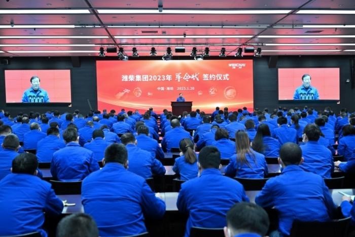 2023年3月8日,是習近平總書記對濰柴集團發(fā)展作出重要指示五周年,當天上午9點,濰柴集團召開“心無旁騖攻主業(yè)建設世界一流強企”千人專題會議,重溫總書記重要指示,號召全體員工牢記囑托,堅定不移沿著總書記指引的道路前行,奮力書寫更加亮麗的“新答卷”。