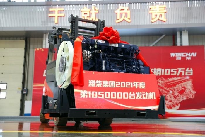 2023年3月8日,是習近平總書記對濰柴集團發(fā)展作出重要指示五周年,當天上午9點,濰柴集團召開“心無旁騖攻主業(yè)建設世界一流強企”千人專題會議,重溫總書記重要指示,號召全體員工牢記囑托,堅定不移沿著總書記指引的道路前行,奮力書寫更加亮麗的“新答卷”。