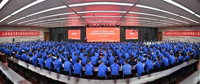 2023年3月8日,是習近平總書記對濰柴集團發(fā)展作出重要指示五周年,當天上午9點,濰柴集團召開“心無旁騖攻主業(yè)建設世界一流強企”千人專題會議,重溫總書記重要指示,號召全體員工牢記囑托,堅定不移沿著總書記指引的道路前行,奮力書寫更加亮麗的“新答卷”。