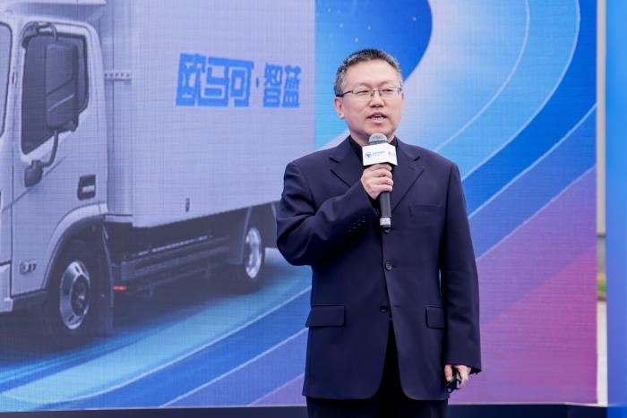 歐航歐馬可事業(yè)部產(chǎn)品副總裁鮑永明講解全新一代歐馬可智藍(lán)HS混動(dòng)產(chǎn)品