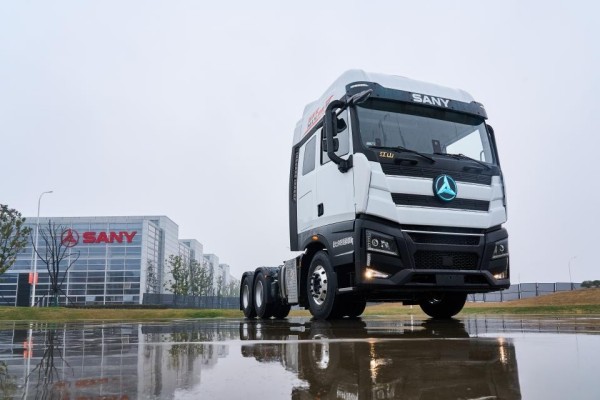 中東土豪200輛定制、“出口轉(zhuǎn)內(nèi)銷”登上工信部公告、朱宏本人親赴下線現(xiàn)場、國內(nèi)首發(fā)驚爆價(jià)37.5萬元、董事長梁林河親自上陣“吆喝”......