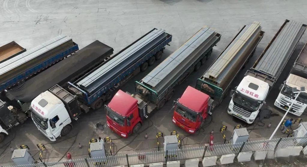 近年來(lái)，唐山市以提升綠色出行服務(wù)為出發(fā)點(diǎn)，以公交線網(wǎng)布局、慢行系統(tǒng)提升、無(wú)障礙化建設(shè)、普惠均等化發(fā)展為抓手，將“新型基礎(chǔ)設(shè)施”與“傳統(tǒng)基礎(chǔ)設(shè)施”融合發(fā)展，不斷提升綠色出行的服務(wù)效率和質(zhì)量，讓綠色出行理念深入人心。