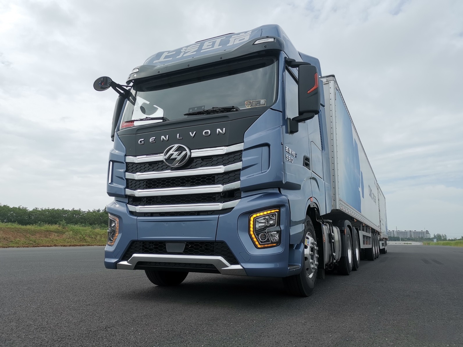 上汽紅巖聯(lián)同國(guó)內(nèi)首款雙掛汽車(chē)列車(chē)亮相“2023年安全高效綠色智能