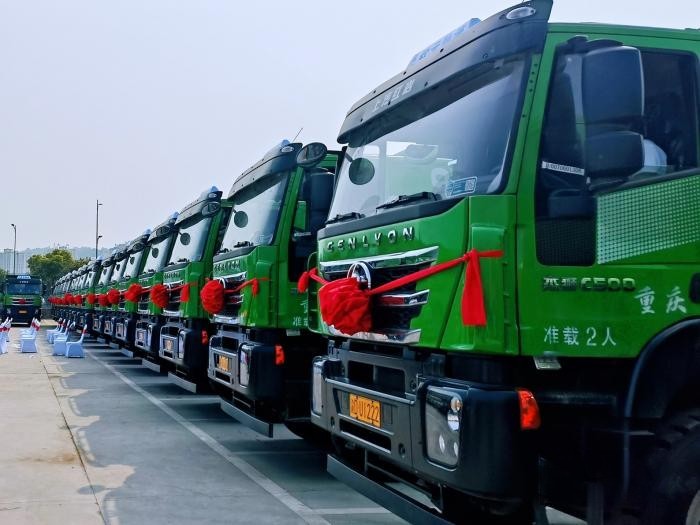 上汽紅巖新型智能渣土車批量交付，助力重慶打造山水美麗之城