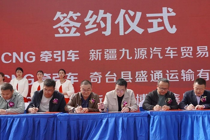 現場斬獲50臺訂單 華菱H9 CNG牽引車重磅出擊新疆物流市場