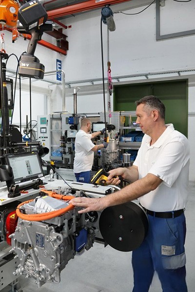 采埃孚CeTrax lite輕型商用車電驅(qū)動系統(tǒng)開始量產(chǎn) 首發(fā)應用于五十鈴ELF車型