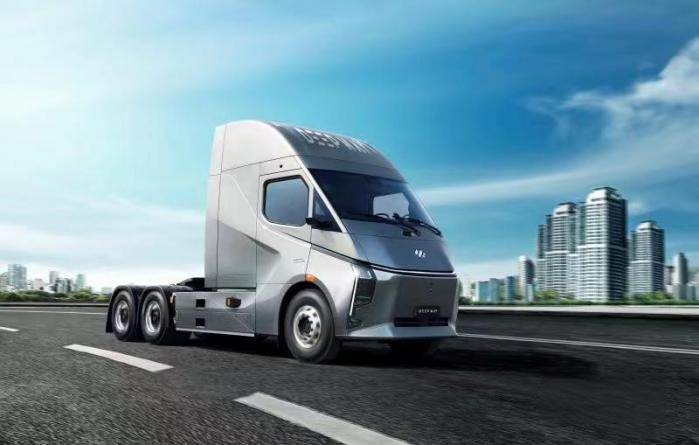 深向星辰最近著實(shí)帶了一波節(jié)奏。DeepWay三年磨一劍正向研發(fā)造車，終于棋入中局。