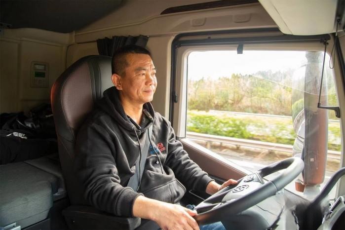 馬力大油耗低,上汽紅巖高速標載牽引車助力成渝經濟圈高效發展