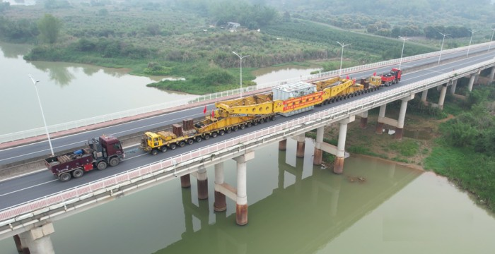 總牽引質量500噸！ 新款奔馳Arocs SLT福廈“北電南送”工程大件首運