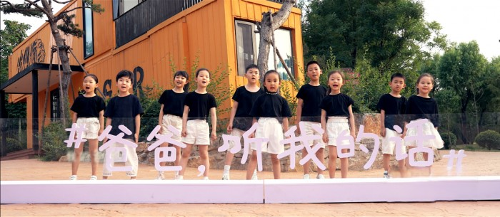 在剛剛過去的父親節(jié)，中國重汽推出了一首《爸爸，你是我的超級(jí)英雄》原創(chuàng)音樂MV，向天下父親致以節(jié)日的問候，這已是中國重汽第二次專門為父親節(jié)推出音樂作品。