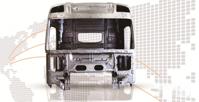 駕駛大運重卡不慎掉落山溝,結局讓人意想不到