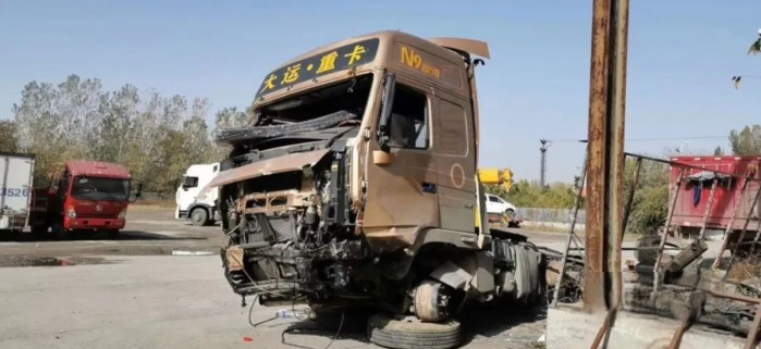 駕駛大運重卡不慎掉落山溝,結局讓人意想不到