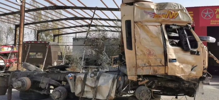 駕駛大運重卡不慎掉落山溝,結局讓人意想不到