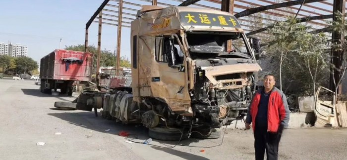 駕駛大運重卡不慎掉落山溝,結局讓人意想不到