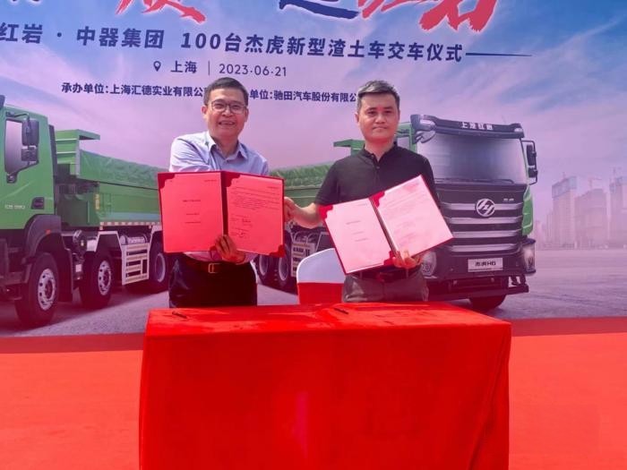 油電齊頭并進 100輛紅巖新型智能渣土車上海交付