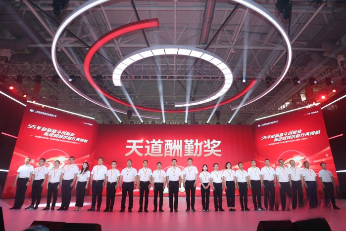 慶祝解放青汽建廠55周年暨第2600000輛車下線儀式隆重舉行