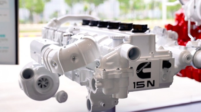 國內(nèi)商用車行業(yè)的定制化產(chǎn)品之爭正在進(jìn)入白熱化狀態(tài)。相比于早期粗放式的產(chǎn)品競爭,如今的定制化策略,不僅能進(jìn)一步強(qiáng)化企業(yè)對細(xì)分市場的影響力,也能凸顯企業(yè)的差異化競爭優(yōu)勢。2023年6月28日,康明斯在東亞研發(fā)中心新基地舉行首屆技術(shù)開放日,并在當(dāng)天發(fā)布了定制化2.0高效內(nèi)燃機(jī)技術(shù)雙平臺(tái)。作為活動(dòng)的東道主,東風(fēng)康明斯在技術(shù)開放日上透露了哪些定制化策略呢?