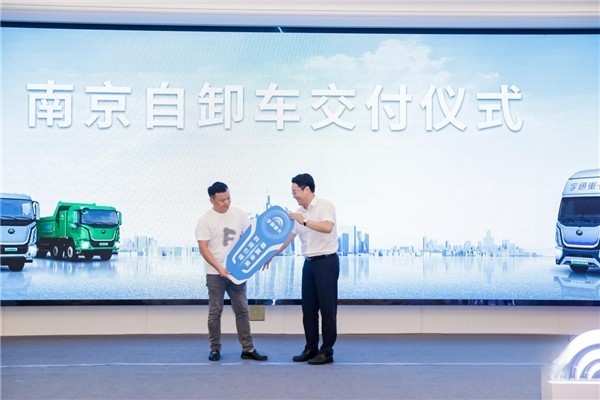 現場簽約超百臺!宇通重卡全系新品亮相南京