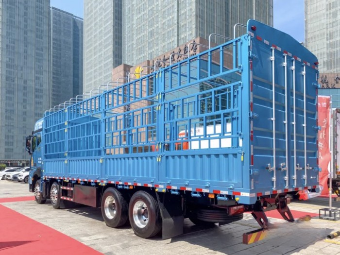 綠通運輸黑馬，江淮星耀X7 8×4載貨車請你吃新鮮西瓜