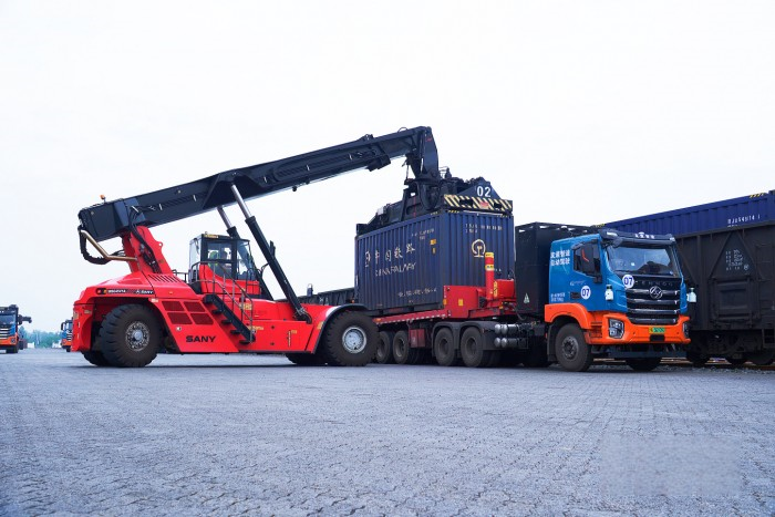 實力出圈 紅巖5G+L4級純電智能重卡 鋼廠低碳減排好幫手