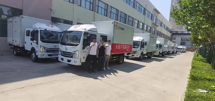 68臺(tái)東風(fēng)多利卡交付,用實(shí)力守護(hù)孩子們的餐桌