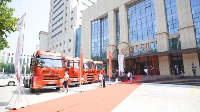 燃擎高效 氣勢磅礴 解放天然氣重卡再添猛將