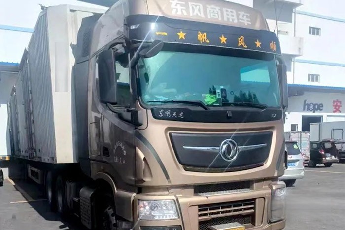 來(lái)自石家莊的卡友石師傅，選擇了東風(fēng)天龍旗艦KX520馬力車(chē)型運(yùn)送快遞。