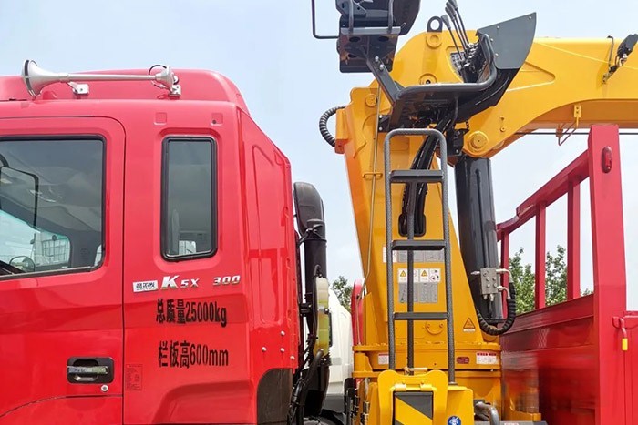 江淮格爾發6×4隨車吊,憑借卓越的設計和極強的承載力,在多種復合場景中都交出了優異的答卷,獲得了一眾卡友的青睞。