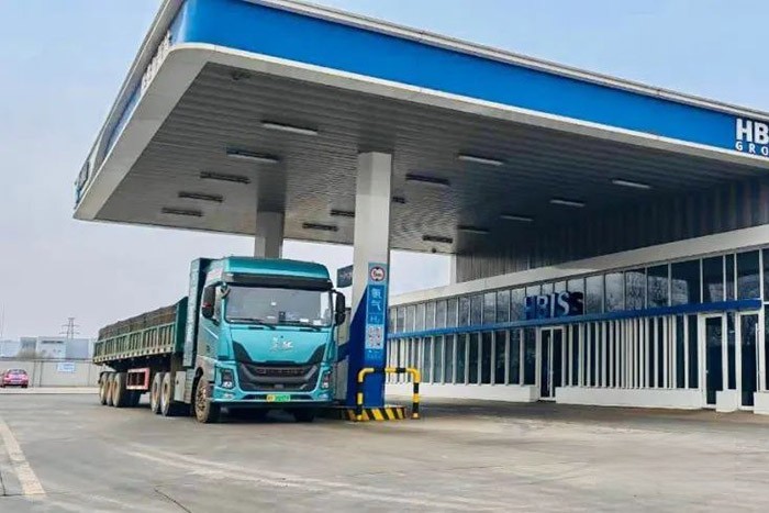 尤其是在河鋼集團的運營中，新長征1號氫能重卡在唐山港到秦皇島佰工鋼鐵線上，單車跑出了1個月1.5萬公里的成績，氫耗穩(wěn)定在10.1㎏/百公里