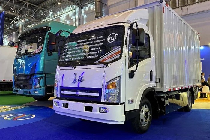 長征1號液氫重卡是新一代氫能重卡產品，整車搭載了未勢能源新研發(fā)的“木星”車載液氫儲氫系統(tǒng)，該系統(tǒng)可加注80kg以上液氫，質量儲氫密度達到8wt%，整車續(xù)航里程可突破1000公里。