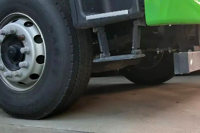 格爾發(fā)8×4自卸車是一款集“裝、運、卸”為一體的綜合性運輸自卸車，專門針對砂石、基建、渣土等復雜工況打造。