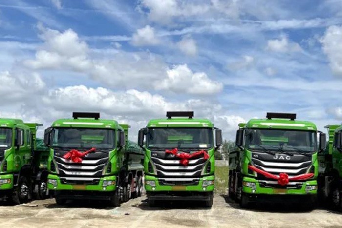 格爾發(fā)8×4自卸車是一款集“裝、運、卸”為一體的綜合性運輸自卸車，專門針對砂石、基建、渣土等復雜工況打造。